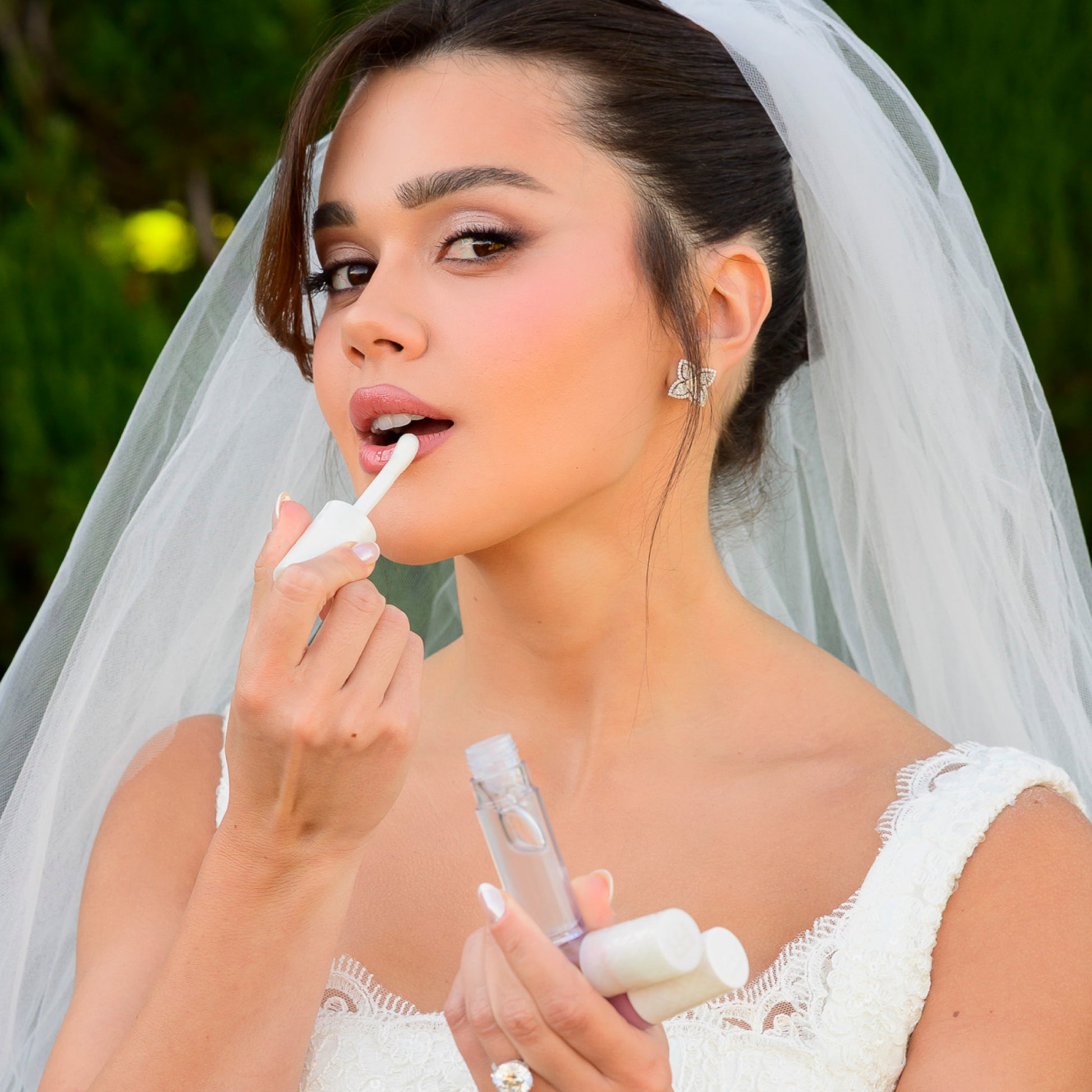 Franciny Ehlke aplicando o Lip Bride durante a maquiagem de noiva